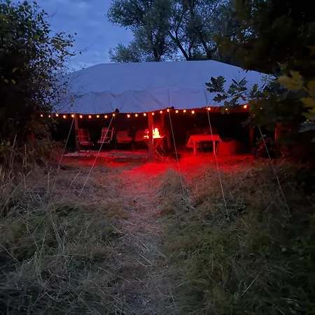 Doppelbett In Der Villa Mit 3000 M2 Garten Und Wald Campsite