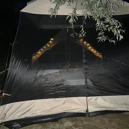 Doppelbett In Der Villa Mit 3000 M2 Garten Und Wald Campsite